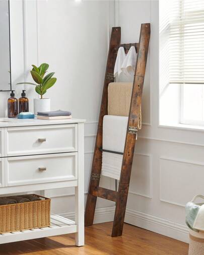 Estantería tipo escalera para manta para la sala de estar, estantería de madera decorativa para colgar edredones con 4 ganchos desmontables, organizador tipo escalera rústica de 5 niveles para el dormitorio, color marrón rústico, decoración del hogar y organizador para el baño, verano