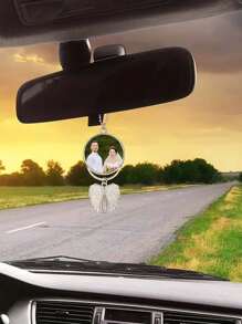 Un porte-clés personnalisé pour homme avec photo, décoration suspendue de voiture personnalisée, pendentif d'image d'aile d'ange pour rétroviseur personnalisé, utilisé pour les fenêtres principales de la voiture, décoration de Noël personnalisée, cadeau fête des pères personnalisé, cadeau d'anniversaire, cadeau de la Saint-Valentin. Mettez des photos de vos enfants, de vos proches, de vos parents et même de vos animaux de compagnie à l'intérieur, et laissez les précieux souvenirs vous accompagner pour toujours.