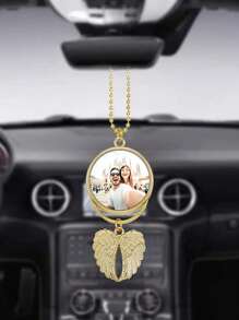 Un porte-clés personnalisé pour homme avec photo, décoration suspendue de voiture personnalisée, pendentif d'image d'aile d'ange pour rétroviseur personnalisé, utilisé pour les fenêtres principales de la voiture, décoration de Noël personnalisée, cadeau fête des pères personnalisé, cadeau d'anniversaire, cadeau de la Saint-Valentin. Mettez des photos de vos enfants, de vos proches, de vos parents et même de vos animaux de compagnie à l'intérieur, et laissez les précieux souvenirs vous accompagner pour toujours.