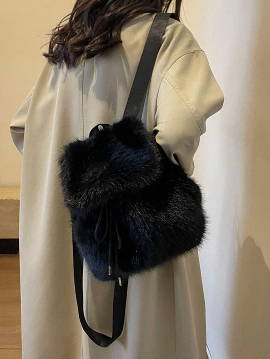 女士时尚蓬松背包，宽敞轻便，配有可调节肩带、抽绳封口和涤纶衬里，新款毛皮钱包