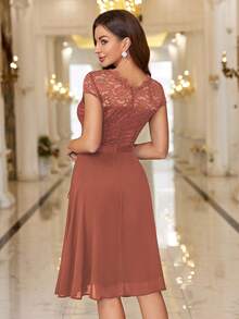 MIUSOL Vestido de cóctel con corsé de encaje floral y dobladillo con volantes - Óxido marrón - Ver 3