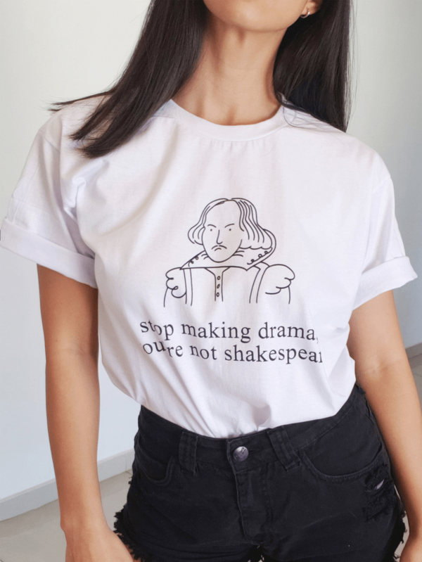 Camiseta Descolada 'POET' Branca - 100% Algodão, Estilo e Humor"