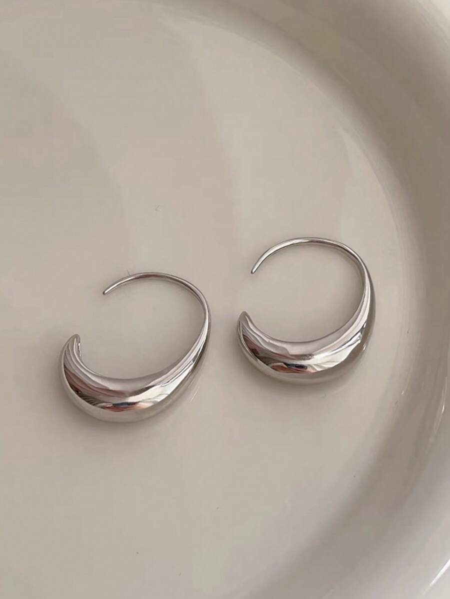 1 对简约优雅的时尚耳钩