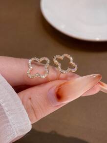 一对优雅四叶草耳钉，925纯银精致耳环，精美首饰礼品，适合女孩日常佩戴、约会、派对、情人节及其他场合。