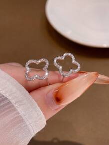 一对优雅四叶草耳钉，925纯银精致耳环，精美首饰礼品，适合女孩日常佩戴、约会、派对、情人节及其他场合。