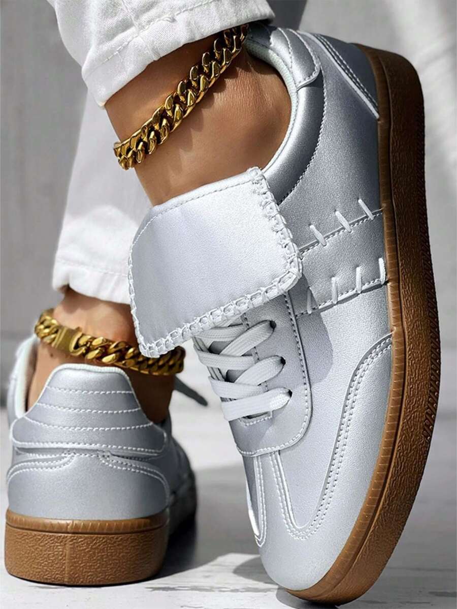 Zapatillas casuales metálicas plateadas para mujer, zapatos planos cómodos con cordones y ligeros, estilo escolar, calzado de temporada de otoño para damas de talla grande
