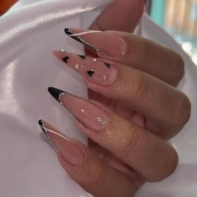 24片长款水滴形按压式假指甲贴片，心形闪亮水钻拼接，甜美酷炫日韩风女士指甲贴片。指尖新颖时尚，搭配1片果冻胶和1条摩擦条。适合女性派对、舞会、日常休闲装，可拆卸重复使用按压式指甲美甲用品