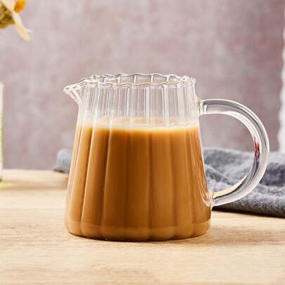 Un vaso de estilo japonés a rayas, cafetera, jarra de leche puntiaguda, taza de leche pequeña, taza de espresso, jarra de leche. Calentamiento en microondas. Suministros de cocina