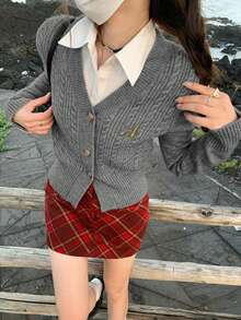 女士修身V领纽扣针织开衫，饰有英文字母刺绣和麻花针织图案，秋冬季保暖舒适。 - 灰色 - 查看 4