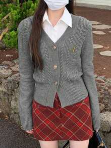 女士修身V领纽扣针织开衫，饰有英文字母刺绣和麻花针织图案，秋冬季保暖舒适。 - 灰色 - 查看 6