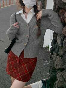 女士修身V领纽扣针织开衫，饰有英文字母刺绣和麻花针织图案，秋冬季保暖舒适。 - 灰色 - 查看 5