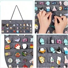 قطعة واحدة من حامل دبوس إبرة الصنارة بشكل جداري رمادي اللون لحفظ وعرض دبابيس الأزرار والقبعات، حامل لاستقبال ما يصل إلى 141 دبوس. مثالي للعودة إلى المدرسة اليوم الوطني سعودي توزيعات العودة الى المدرسة