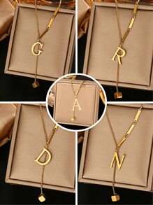 Collar dorado con colgante de borla minimalista de moda con letra de cubo de 26 piezas con estilo europeo y americano INS para mujer, hecho de acero inoxidable con baño de 18K, antidesvanecimiento, adecuado para uso diario y de festival en verano