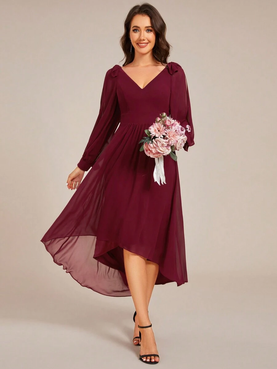 Robe de demoiselle d'honneur en mousseline de soie à encolure en V avec ourlet asymétrique, accent nœud sur les épaules, robe longue à manches longues élégante - Rouge foncé - Voir 1