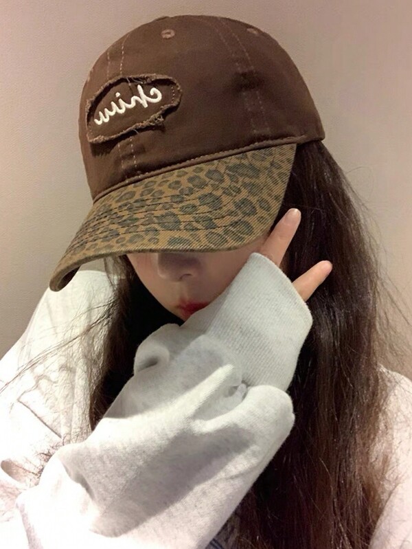 1 Cappellino da baseball con stampa leopardata da donna, design ricamato a lettera, ampia tesa per la protezione solare, cappello da camionista alla moda unisex per l'estate e Ognissanti