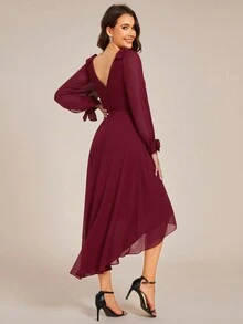 Robe de demoiselle d'honneur en mousseline de soie à encolure en V avec ourlet asymétrique, accent nœud sur les épaules, robe longue à manches longues élégante - Rouge foncé - Voir 2