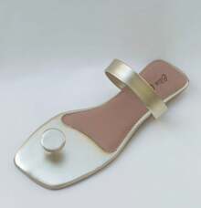 Sandália rasteirinha dedinho com botão dourado ouro light