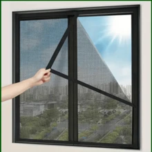 Uma tela de janela autoadesiva preta repelente de mosquitos, faça você mesmo, autoadesiva, respirável, resistente a arranhões de animais de estimação, resistente ao desgaste, a instalação é simples e conveniente