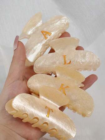 قطعة واحدة مشبك شعر أكريليك ذهبي مزخرف بحرف الأبجدية بطراز رومانسي كلاسيكي للسيدات، قبضة مضادة للانزلاق قوية، مناسب للشعر الطويل والكثيف، للاستخدام اليومي والشاطئ والأعراس، هدية للصديقة وعيد الأم (قد يكون هناك اختلاف طفيف في اللون بسبب المنتج اليدوي الطبيعي) مشابك شعر عيد الحب، مشابك شعر، مشابك شعر، مشابك شعر، مشابك شعر، إكسسوارات شعر للنساء للعطلات