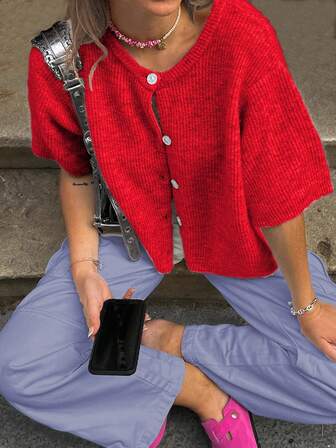 女士休闲纯色短袖开衫，少女针织圆领毛衣，2025 简约时尚街头风格，罗纹设计细节纽扣开合，柔软细腻的羊毛质地，秋冬女装