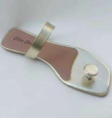 Sandália rasteirinha dedinho com botão dourado ouro light