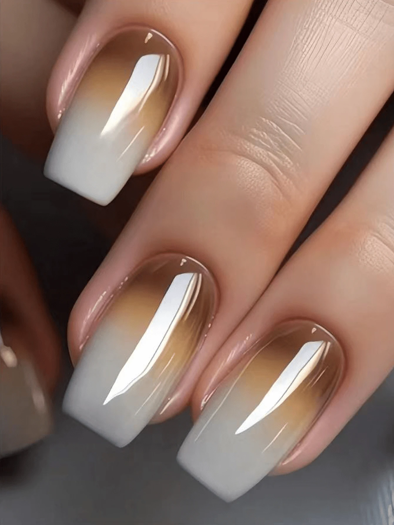 24 件套中短指甲按压式指甲套装，采用时尚的棕色渐变法式尖头，芭蕾形状，光泽饰面。适合女孩和女士日常佩戴。该套装包括指甲锉、果冻胶和指甲卸妆棒