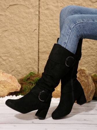Botas altas hasta la rodilla con cremallera lateral, tacón de cono y hebilla, estilo europeo y americano, con pliegues, para mujer, tallas grandes, otoño/invierno 2025