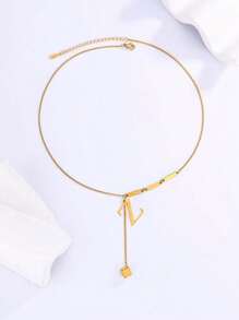 Collar dorado con colgante de borla minimalista de moda con letra de cubo de 26 piezas con estilo europeo y americano INS para mujer, hecho de acero inoxidable con baño de 18K, antidesvanecimiento, adecuado para uso diario y de festival en verano