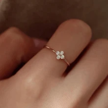 1 pieza Anillo delgado de acero inoxidable chapado en oro de 18K con circonita cúbica trébol de moda para mujer