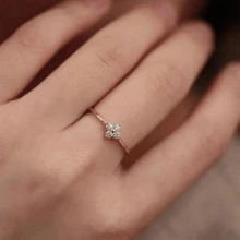 1 pieza Anillo delgado de acero inoxidable chapado en oro de 18K con circonita cúbica trébol de moda para mujer