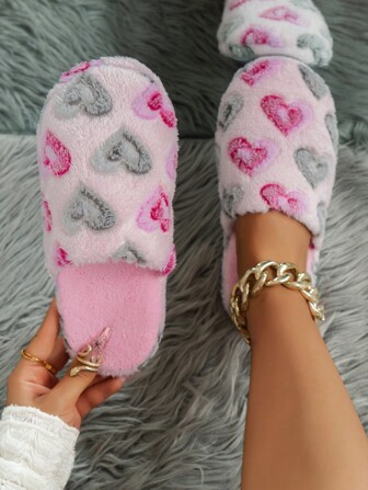 Chaussons de chambre à enfiler chauds et moelleux avec design en forme de cœur pour femmes en hiver