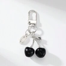1 chiếc "Chìa khóa hợp kim hình quả anh đào chữ cái A-Z: Lựa chọn ngọt ngào", quả anh đào mang ý nghĩa biểu tượng đặc biệt như sự ngọt ngào, tình yêu hoặc may mắn. Kết hợp với chữ cái có thể truyền tải những lời chúc phúc cá nhân và sự kết nối tình cảm. Đối với những người sưu tầm chữ cái hoặc chủ đề trái cây, chiếc móc khóa này có thể là một vật phẩm sưu tầm. Thông qua chiếc móc khóa này, người đeo có thể thể hiện tình yêu của mình dành cho quả anh đào và theo đuổi phong cách sống cá nhân, tặng quà cho mẹ, cha, nhân dịp tốt nghiệp và giáo viên. - màu đen - Xem 22
