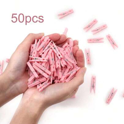 50 piezas Pinzas de ropa para juegos de baby shower de niña, pinzas de plástico rosadas de 3 cm con bolsa impermeable, para decoración de fiestas, manualidades DIY, revelación del género, regalos de decoración de baby shower, paquete de pinzas pequeñas de plástico azules y rosas