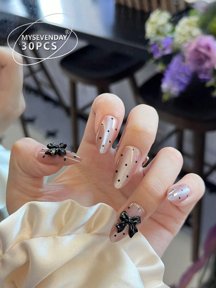 立即升级你的按压式美甲造型！30片短款水滴形裸色按压式美甲，可爱心形和撞色欧式设计，可重复使用全套，含1瓶果冻胶和指甲锉，适合派对、舞会和日常佩戴。美甲用品 美甲