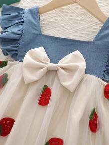 年轻女孩休闲时尚蝴蝶袖蝴蝶结拼布草莓刺绣网眼牛仔连衣裙，夏季