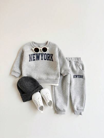 2 件装男宝宝保暖内衬加厚套装，带印花字母吊带两件套长袖运动衫和运动裤，适合秋冬季