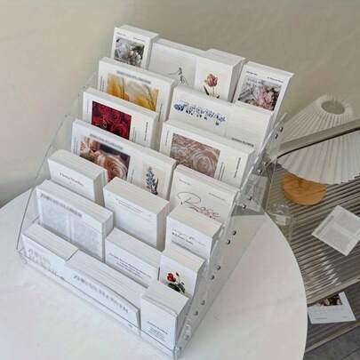 1 pieza Soporte moderno de acrílico transparente para tarjetas de felicitación - Organizador de plástico con múltiples ranuras para tarjetas postales, tarjetas de visita y tarjetas de notas - Soporte de sobremesa para florerías, comercios minoristas y tiendas de regalos, decoración del hogar, decoración de habitaciones, regalos de cumpleaños y graduación