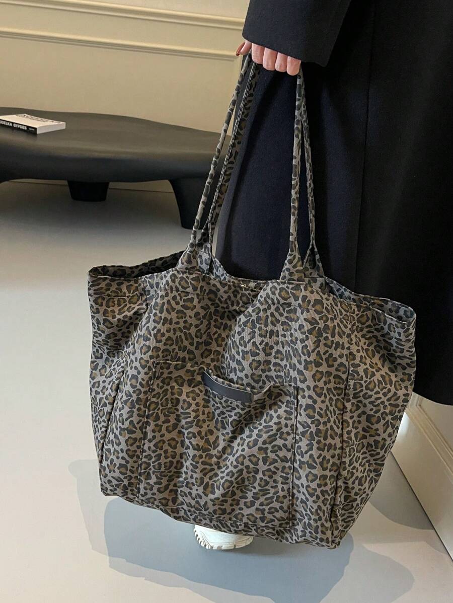 Chiếc túi tote thời trang cỡ lớn dành cho nữ này được làm từ chất liệu vải canvas in họa tiết da báo, nhẹ và rộng rãi, phù hợp cho trường học, trường đại học, thư viện, mua sắm, du lịch, hoạt động ngoài trời, dã ngoại và các dịp khác. Có thể dùng như túi xách tay, túi đeo vai hoặc túi tote. Họa tiết da báo đang thịnh hành trở lại, và những chiếc túi nữ in hình động vật cũng rất được ưa chuộng.