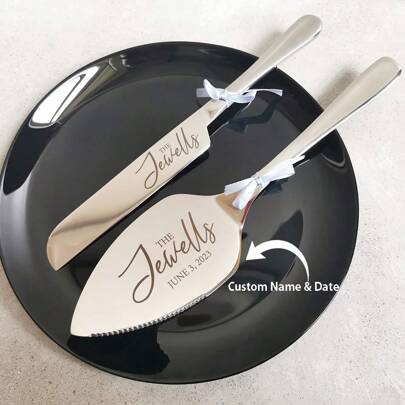 2 pièces Couteau à gâteau de mariage et pelle à gâteau en acier inoxydable avec gravure laser personnalisée, convient pour les mariages, anniversaires, fêtes d'anniversaire. Ornementale, à la mode en acier inoxydable, de haute qualité, élégante, exquise personnalisée, unique. Idéal comme cadeau pour elle, petit ami, petite amie, papa, famille, maman, amis, animaux de compagnie, fils, élèves, fille, collègues pour les anniversaires, la Saint-Valentin, la fête des mères, les anniversaires, la fête des enfants, la remise des diplômes, les mariages, la fête des pères, le pendaison de crémaillère, l'école, la maison, le bureau