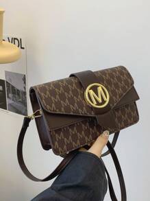 Bolso cuadrado pequeño de diseño nicho, bolso de hombro nuevo para mujer 2024, con sensación de alta gama y simplicidad, versátil para uso diario y como bandolera