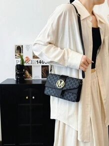 Bolso cuadrado pequeño de diseño nicho, bolso de hombro nuevo para mujer 2024, con sensación de alta gama y simplicidad, versátil para uso diario y como bandolera