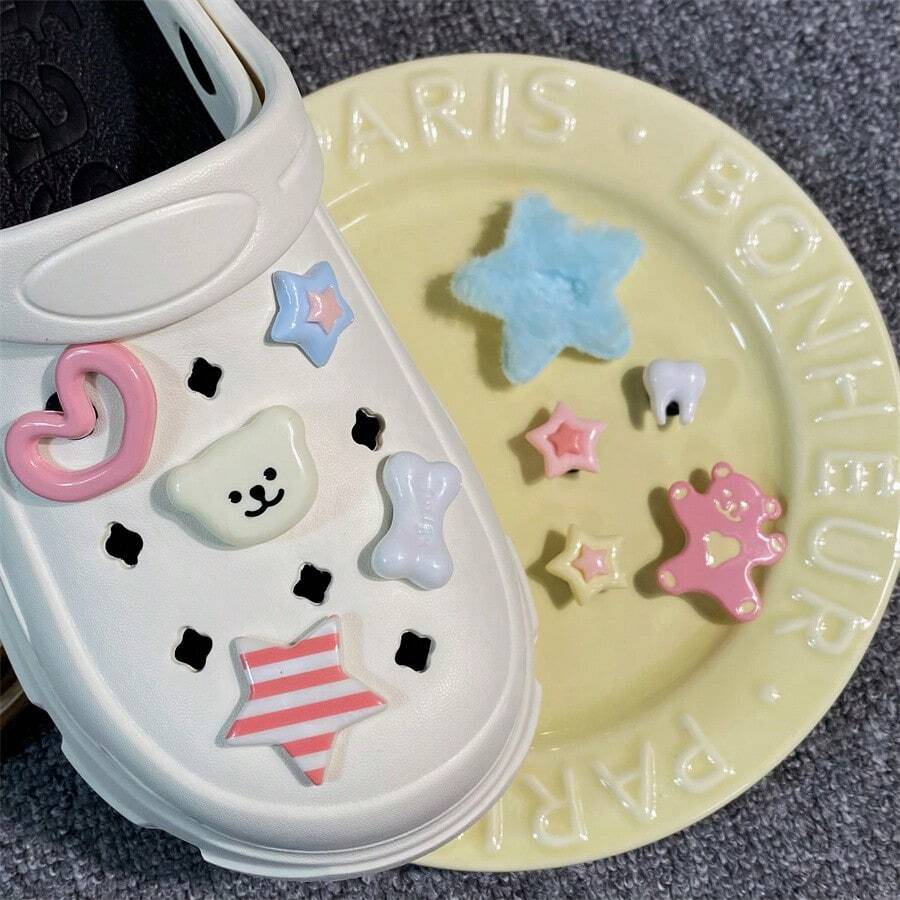 10件精美鞋饰，配备多种可爱挂饰，可拆卸立体小熊、蓝色星星、卡通骨头、心形等可爱装饰，适合送礼、鞋饰、派对DIY - JY801-10 - 查看 1