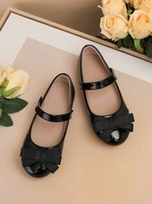 1 双女童休闲可爱蝴蝶结纯色柔软平底鞋，透气轻便，适合正式场合和表演