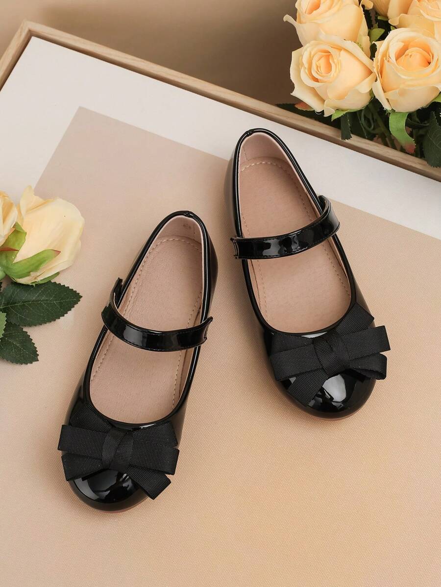 1 双女童休闲可爱蝴蝶结纯色柔软平底鞋，透气轻便，适合正式场合和表演