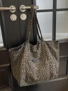 Chiếc túi tote thời trang cỡ lớn dành cho nữ này được làm từ chất liệu vải canvas in họa tiết da báo, nhẹ và rộng rãi, phù hợp cho trường học, trường đại học, thư viện, mua sắm, du lịch, hoạt động ngoài trời, dã ngoại và các dịp khác. Có thể dùng như túi xách tay, túi đeo vai hoặc túi tote. Họa tiết da báo đang thịnh hành trở lại, và những chiếc túi nữ in hình động vật cũng rất được ưa chuộng. - màu đen - Xem 5