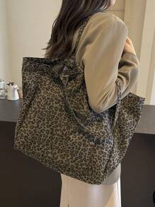 Chiếc túi tote thời trang cỡ lớn dành cho nữ này được làm từ chất liệu vải canvas in họa tiết da báo, nhẹ và rộng rãi, phù hợp cho trường học, trường đại học, thư viện, mua sắm, du lịch, hoạt động ngoài trời, dã ngoại và các dịp khác. Có thể dùng như túi xách tay, túi đeo vai hoặc túi tote. Họa tiết da báo đang thịnh hành trở lại, và những chiếc túi nữ in hình động vật cũng rất được ưa chuộng. - màu đen - Xem 3