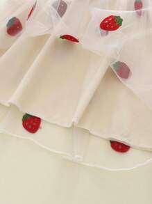 年轻女孩休闲时尚蝴蝶袖蝴蝶结拼布草莓刺绣网眼牛仔连衣裙，夏季