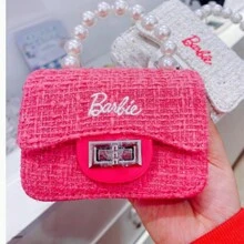 Miniso 芭比粉色果冻包，透明 PVC 材质，绗缝粗花呢图案，金色链条肩带和珍珠装饰，非常适合派对装扮、海滩郊游和夏季造型（1 件） - 粉色 - 查看 2