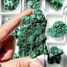 水晶有天然裂纹，没有损坏。1 件天然原始孔雀石水晶簇石，灵气水晶岩石矿物标本家居装饰水晶，装饰工艺品，增强您的家居装饰，并通过冥想家居装饰石平衡您的能量，花园装饰，生日礼物 - 綠色 - 查看 13