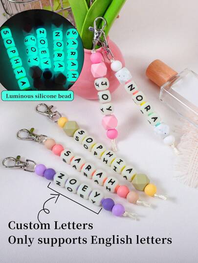 1 Peça Personalizada Bead de Silicone Monocromática, Chaveiro com Bead de Letra que Brilha no Escuro, Acessório Personalizado para Mochila, Nome Personalizado, Presente Personalizado, Gravado, Durável, Inoxidável, Colorido, Fofo, Adorável, Engraçado, Kawaii, Y2K, Estiloso, Unissex, Casual, Personalizado, Presente Ideal para Ele, Presente Ideal para Ela, Namorada, Namorado, Família, Amigos, Crianças, para Aniversários, para o Dia dos Namorados, para o Dia das Mães, para Aniversários, para o Dia das Crianças, para o Dia dos Pais, para Formatura, para Casamentos, para Aquecimento de Casa